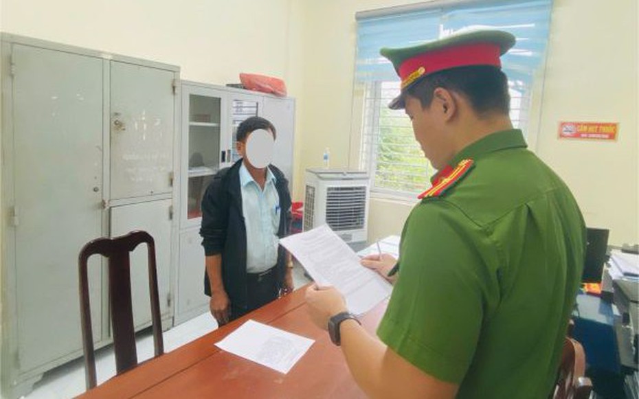 Bắt tạm giam người đàn ông ném viên gạch vào đầu bé  12 tuổi