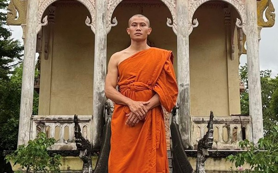 Anh Tạ của Mưa đỏ xuất hiện với hình ảnh lạ lẫm: Cạo trọc đầu, mặc áo nhà sư và đi chân trần