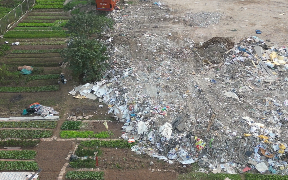 Hà Nội: Hiểm hoạ môi trường từ những điểm tập kết phế thải giữa nội thành