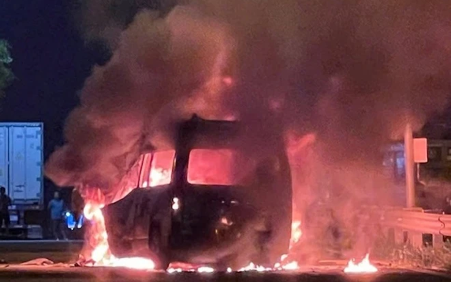 Xe cứu thương tông ô tô đầu kéo rồi bốc cháy dữ dội, 3 người tử vong thương tâm