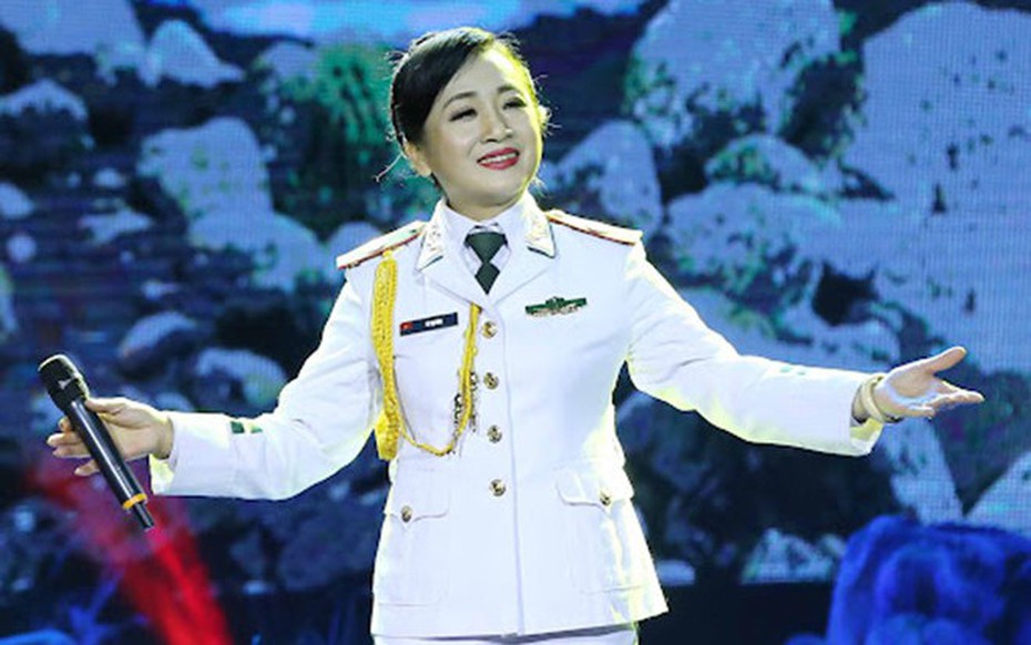 "Chim sơn ca núi rừng" là Đại tá, NSND mang quân hàm xanh