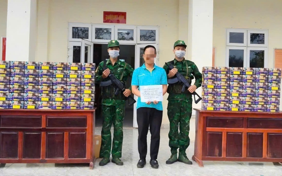 Đêm tối, đường mòn và những chuyến pháo lậu bị chặn đứng từ biên giới