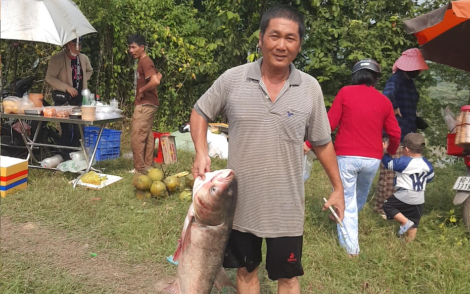 Hằng trăm người đổ về nơi đặc biệt này bắt cá "khủng" 30 kg