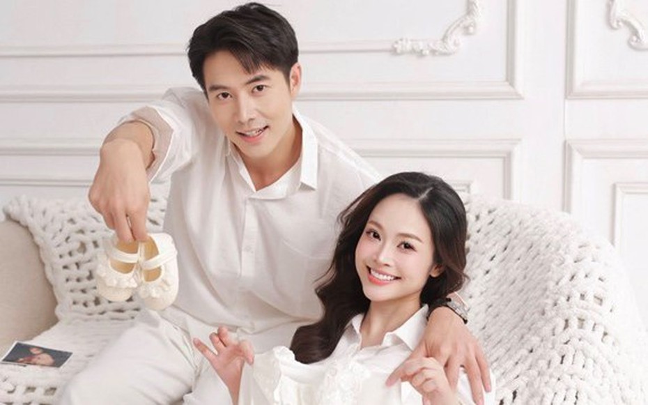 "MC có nụ cười đẹp nhất VTV" lần đầu khoe bụng bầu bên chồng kém 5 tuổi