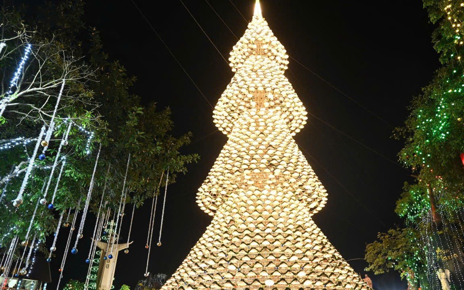 Cây thông Noel nón lá cao 35m "gây sốt" mùa Giáng sinh ở Đồng Nai