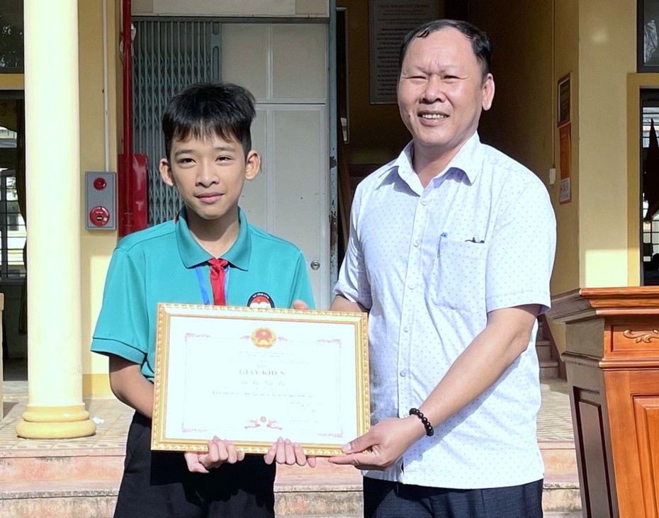 Nhặt được gần 23 triệu đồng, nam sinh lớp 9 mang đến công an nhờ trả người đánh rơi