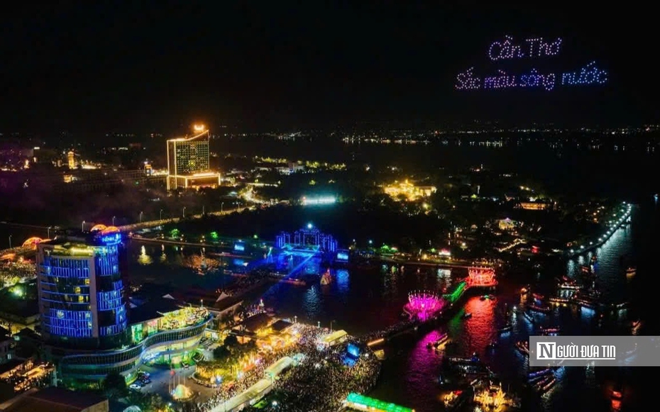 Biển người đổ về xem lễ hội giữa lòng Tây Đô