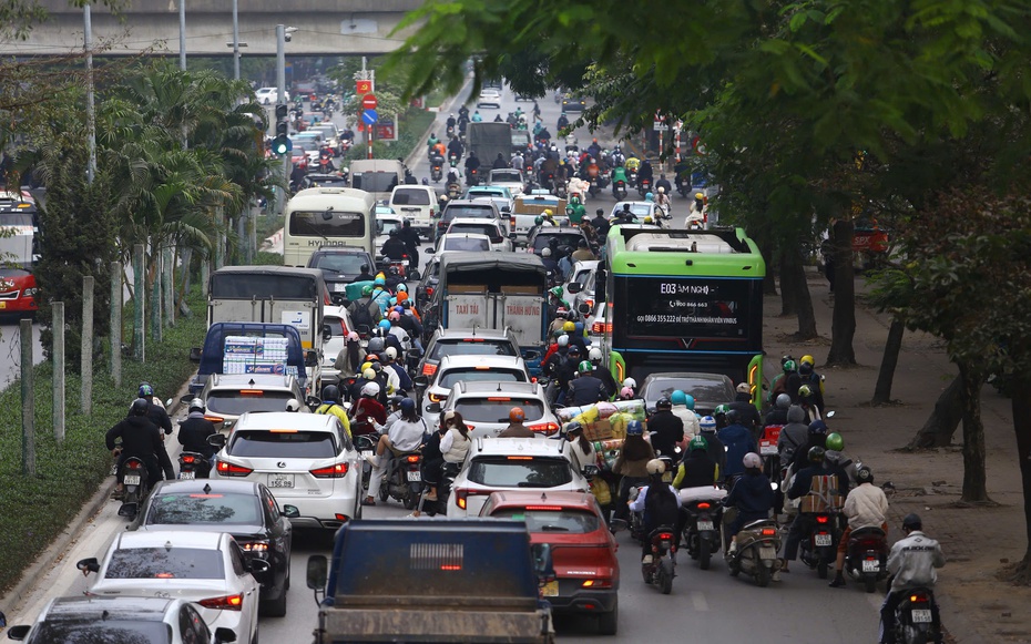 Giao thông cửa ngõ Hà Nội tê liệt trước kỳ nghỉ Tết Dương lịch 2026
