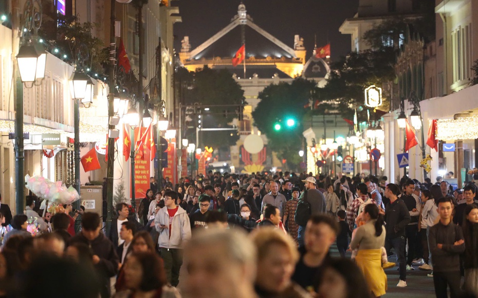 Countdown 2026 làm “nóng” Hồ Gươm, dòng người ken đặc chờ thời khắc giao thừa