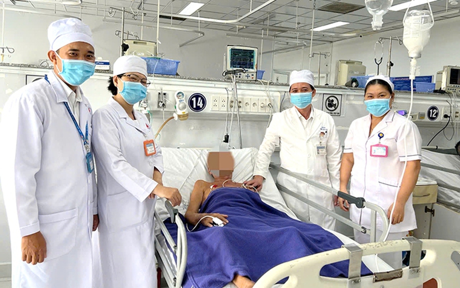 Người đàn ông 62 tuổi nguy kịch vì sặc nửa trái nho xanh