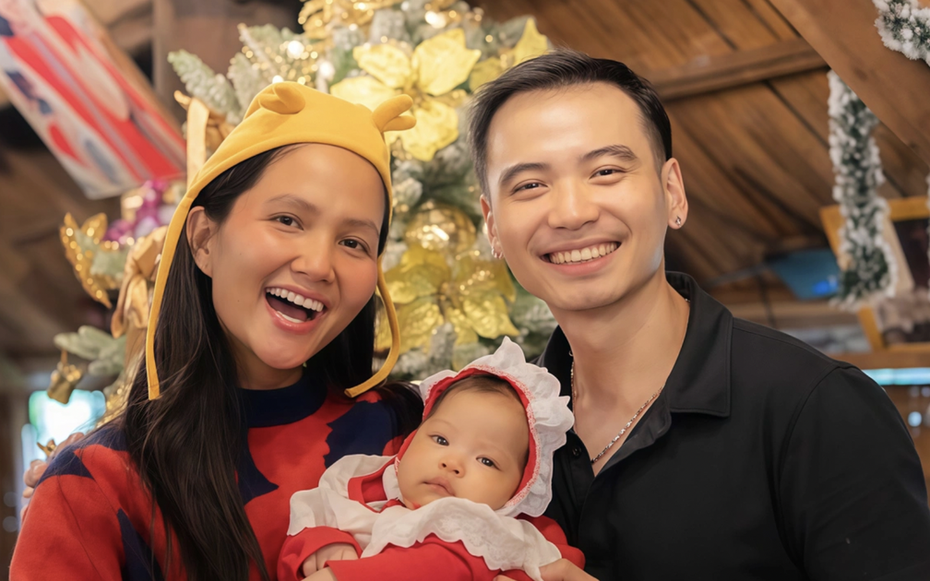 H'Hen Niê khoe khoảnh khắc đáng yêu đón Giáng sinh đầu tiên của con gái