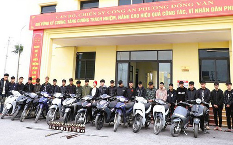 Triệu tập 27 thanh thiếu niên dùng dao kiếm "truy sát" nhau giữa đêm khuya