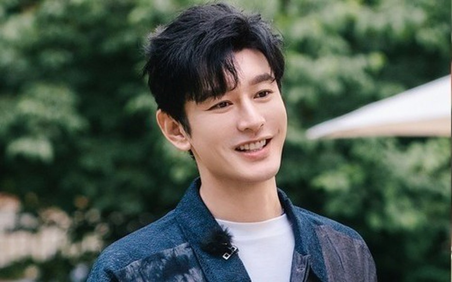 Tài tử Huỳnh Hiểu Minh không quan tâm con gái út, để tình cũ hot girl làm mẹ đơn thân, "còng lưng" trả nợ?