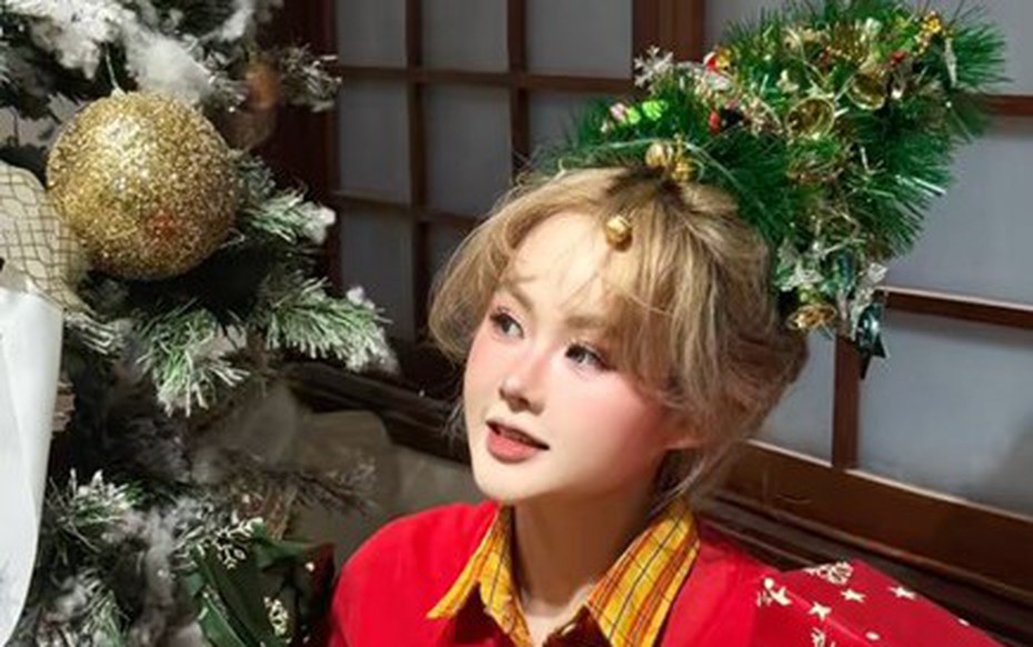 Đu trend buộc tóc cây thông Noel gây sốt mùa Giáng sinh