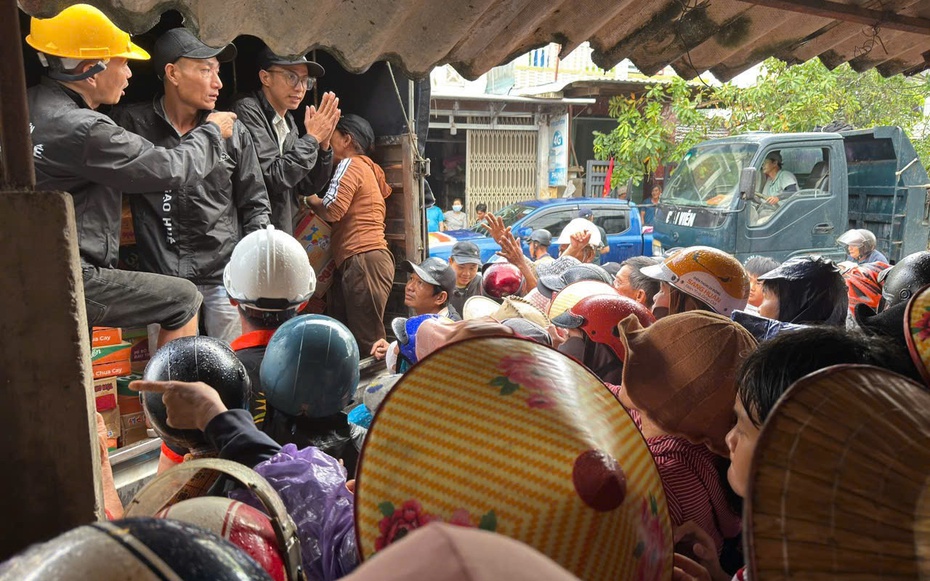 Đoàn cứu trợ về từ vùng lũ Nam Trung Bộ: “Nghe giọng Huế, bà con quý lắm”