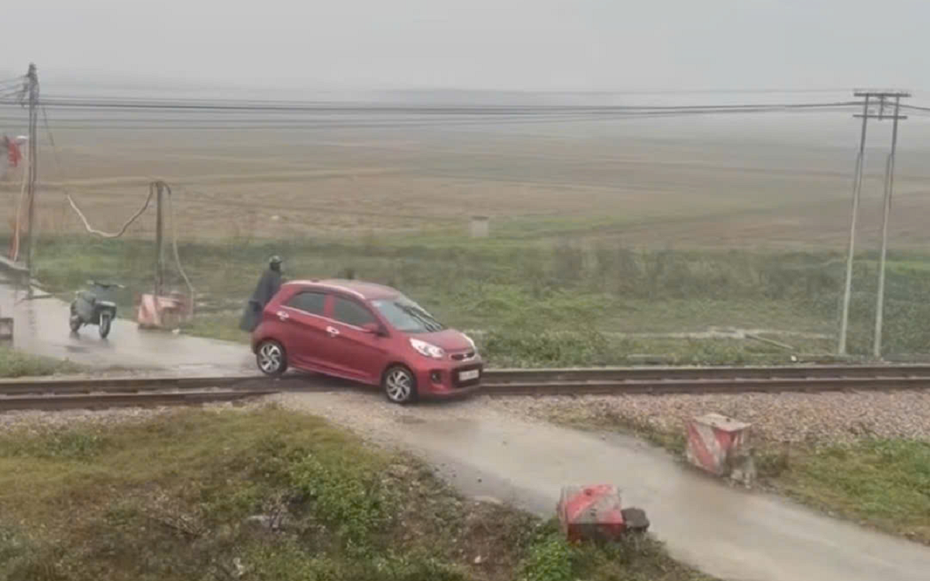 Thót tim cảnh ô tô mắc kẹt trên đường ray khi đoàn tàu hỏa đang lao tới