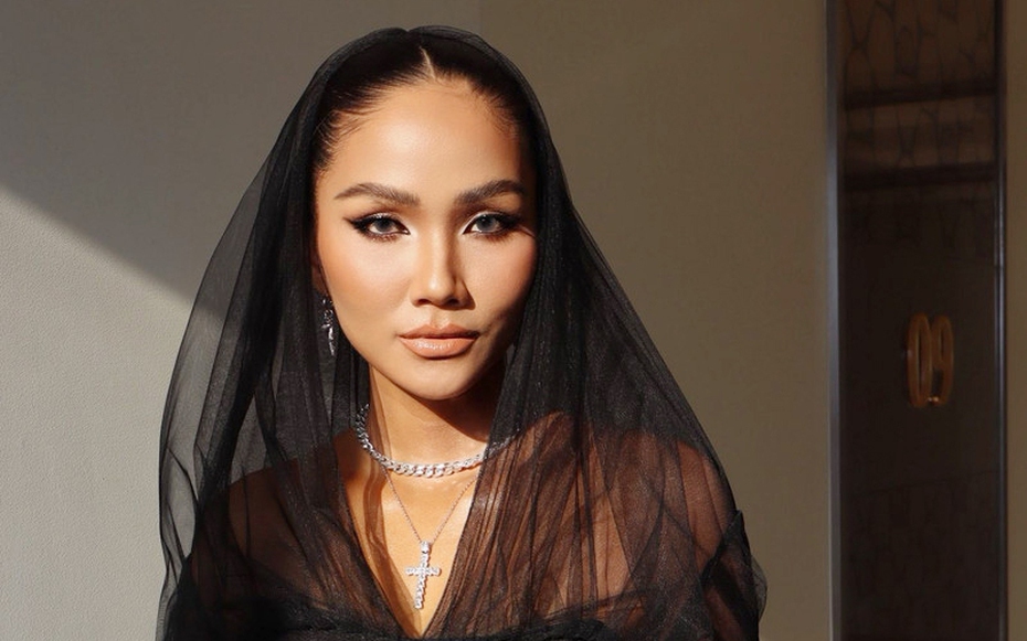 H'Hen Niê “trốn con” đi tham dự sự kiện, vóc dáng khiến dân mạng bất ngờ