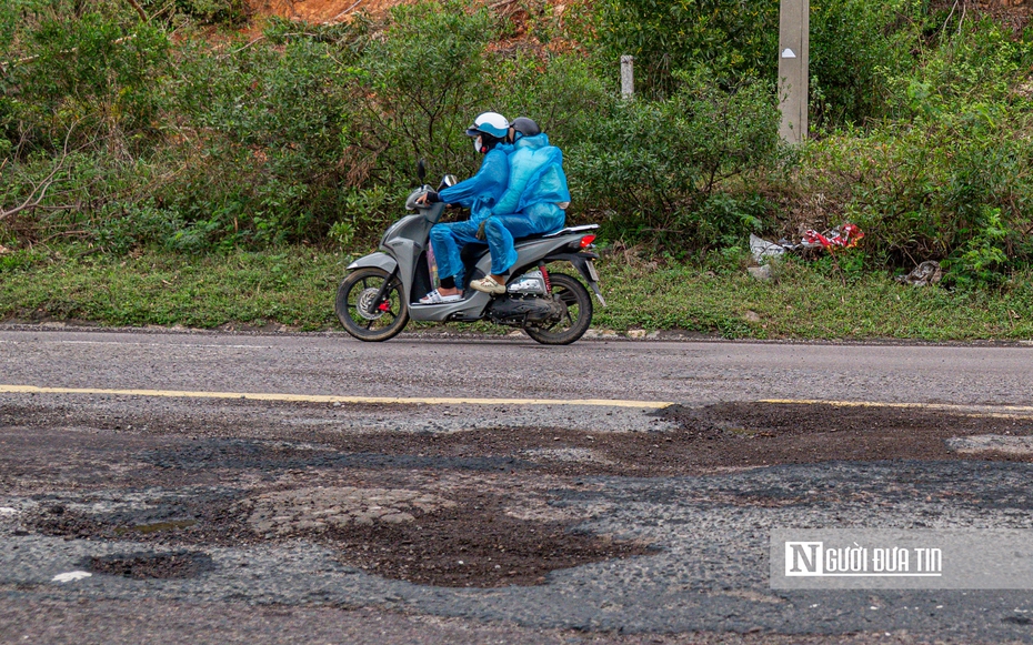 Đường du lịch ven biển "đẹp như tranh vẽ" biến dạng vì ổ gà, ổ voi chi chít
