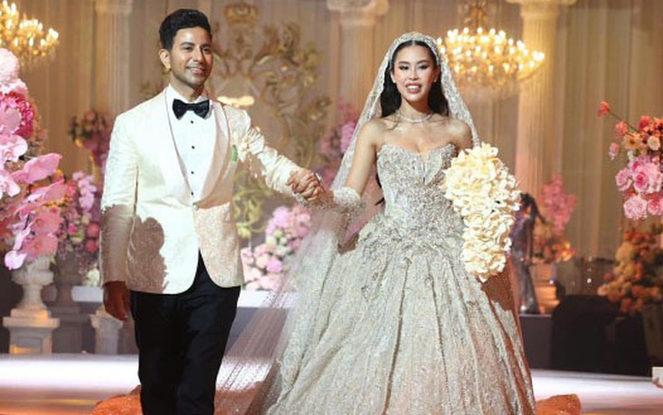 Cô dâu Tiên Nguyễn lộng lẫy, váy cưới đính hàng nghìn viên đá quý