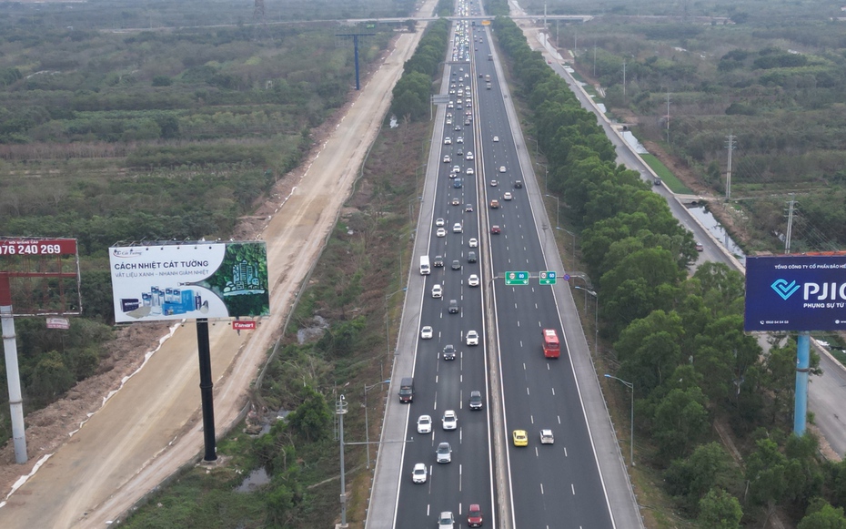 Ùn ứ tại cao tốc Hà Nội - Hải Phòng, nhiều phương tiện đi vào làn khẩn cấp