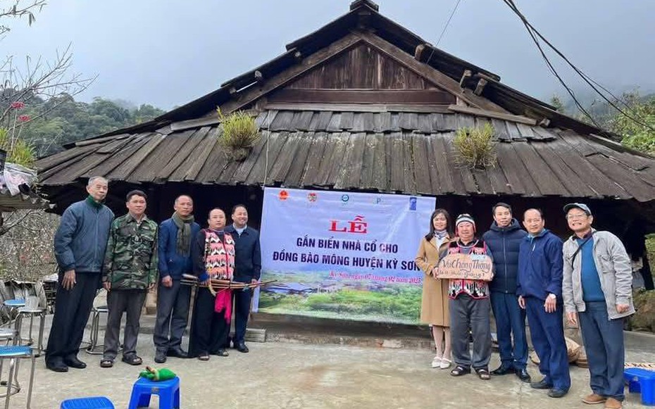 Trăn trở bảo tồn nhà truyền thống mái lợp bằng gỗ sa mu của đồng bào Mông