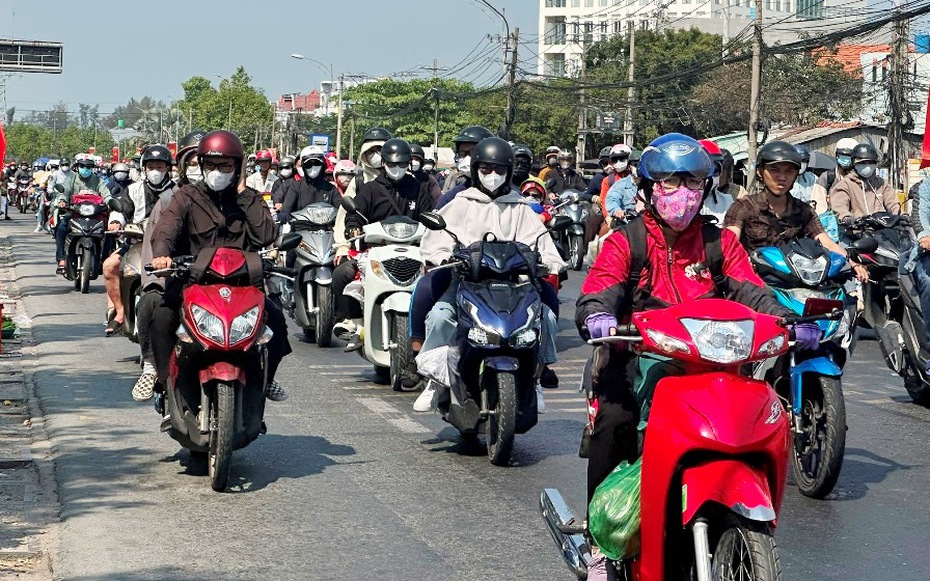 Hàng ngàn người dân miền Tây ùn ùn rời quê sau Tết