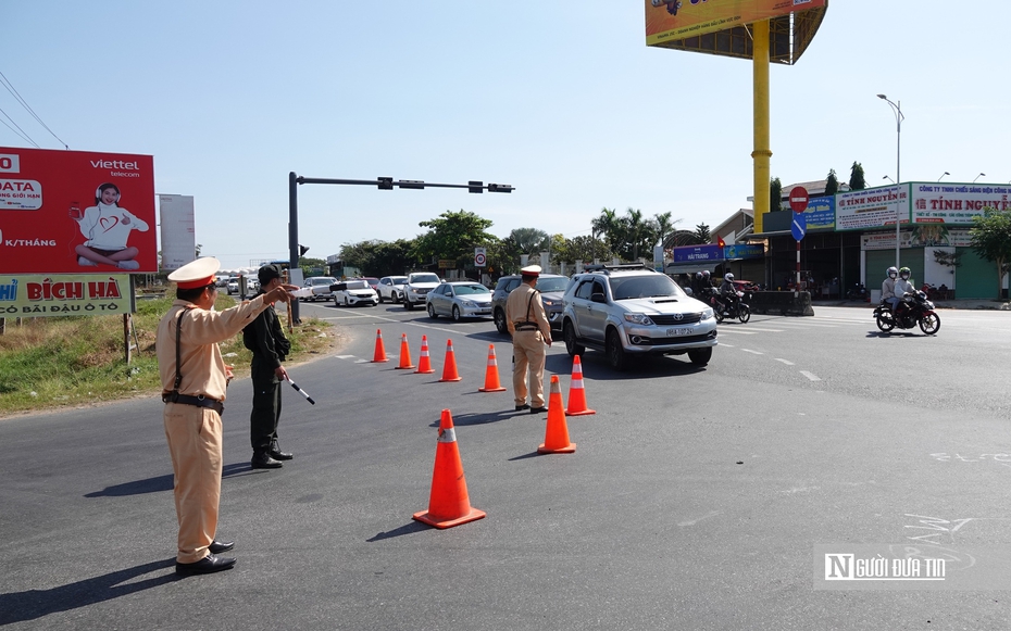 CSGT tạm đóng lối vào đường dẫn lên cao tốc Phan Thiết - Dầu Giây để tránh ùn tắc