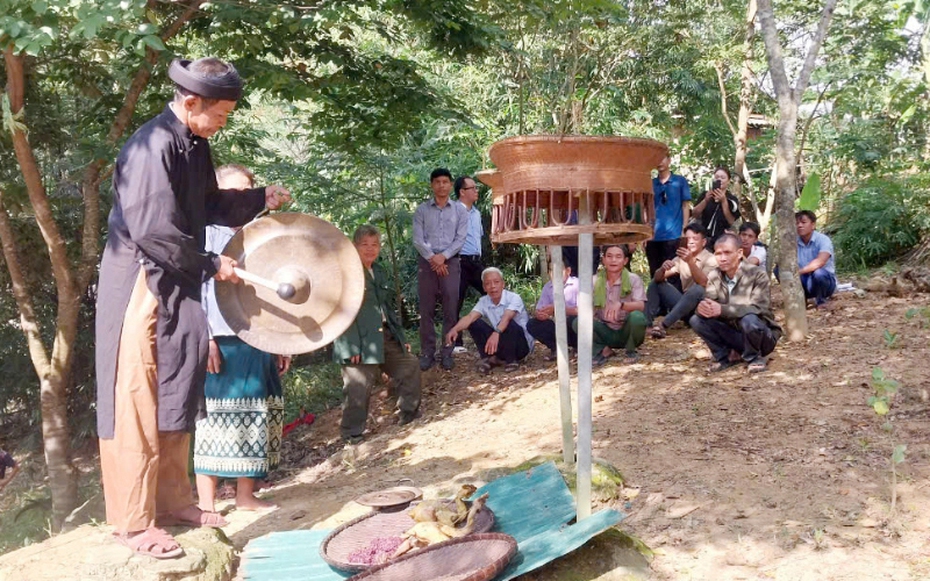 Độc đáo nghi lễ cúng Giang Sơn, người đến dự phải được “làm phép”