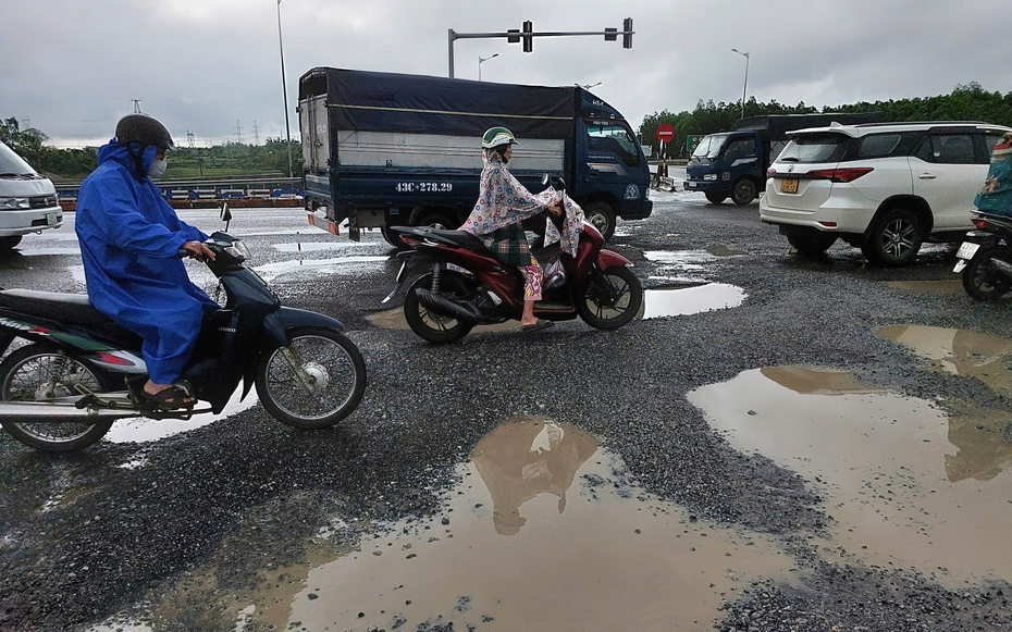 Nút giao Quốc lộ 14B với cao tốc Đà Nẵng – Quảng Ngãi thành “đoạn đường đau khổ” sau cơn mưa