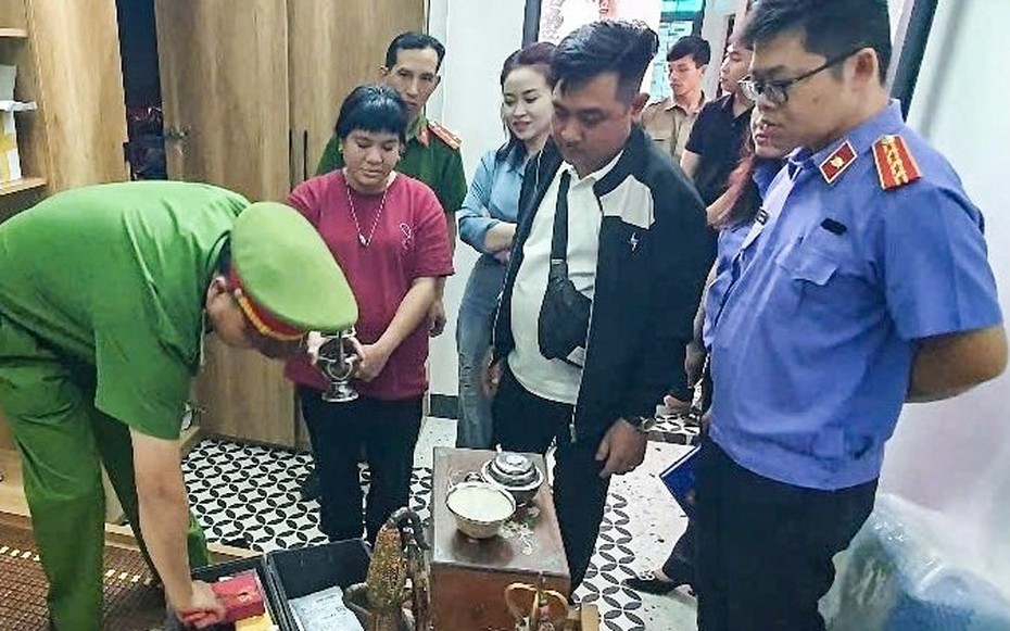 Vụ lừa đảo gần 100 tỷ đồng từ chiêu "tu tiên": Thu nhiều sổ đỏ, sổ tiết kiệm