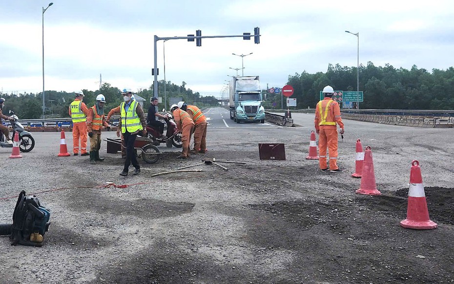 “Đoạn đường đau khổ” nút giao Quốc lộ 14B với cao tốc Đà Nẵng – Quảng Ngãi đang được sửa chữa