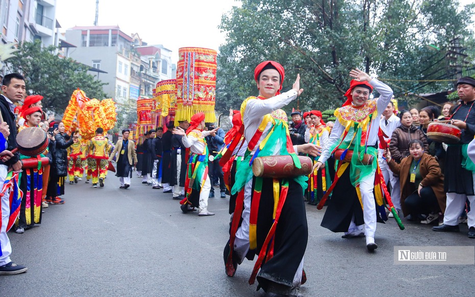 Trai làng Hà Nội tô son, đánh phấn múa bồng