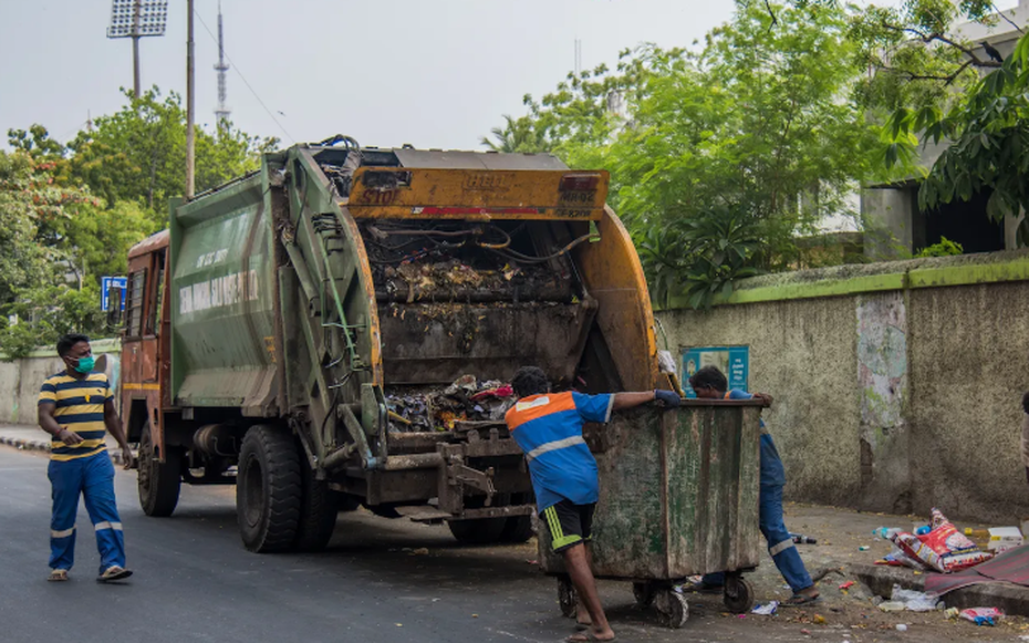 Đi thu gom rác, nhân viên vệ sinh sốc nặng khi nhặt được vàng