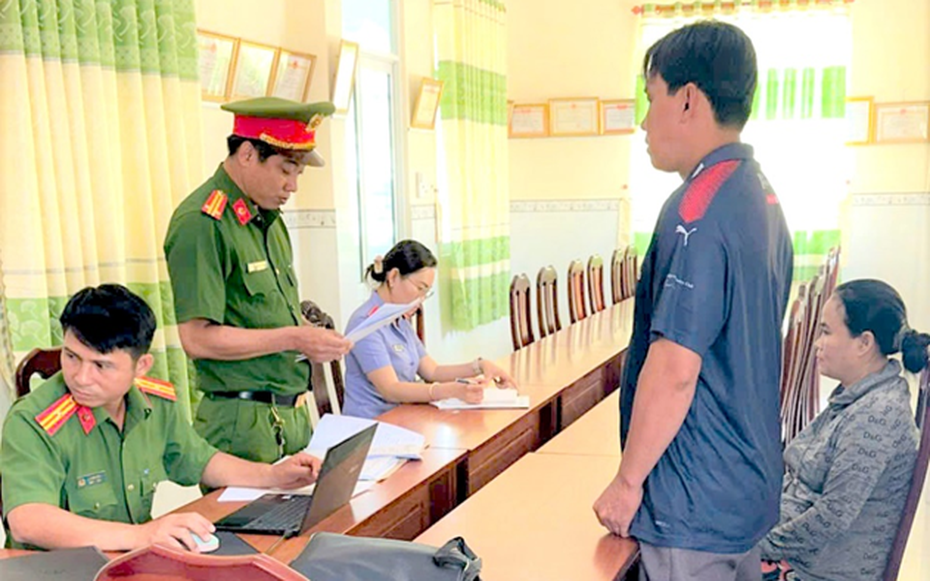 Khởi tố đối tượng kinh doanh sách giáo khoa giả
