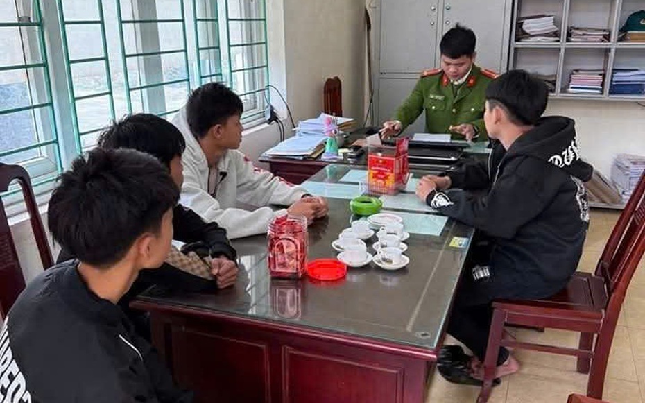 Xử lý nhóm thiếu niên chặt biển số xe máy của người dân, lên mạng khoe "chiến tích"