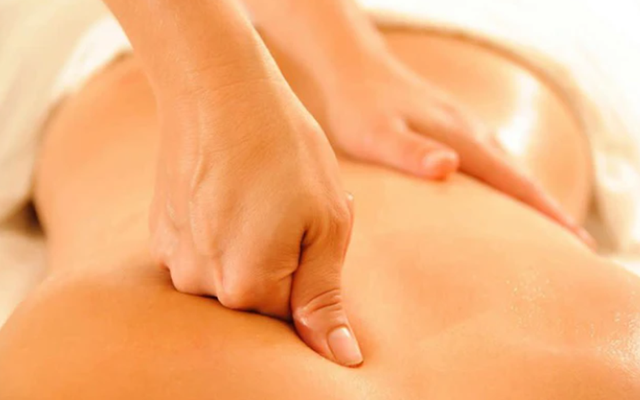 Đi massage cổ vai gáy, người phụ nữ bị tê liệt cánh tay, phải nhập viện