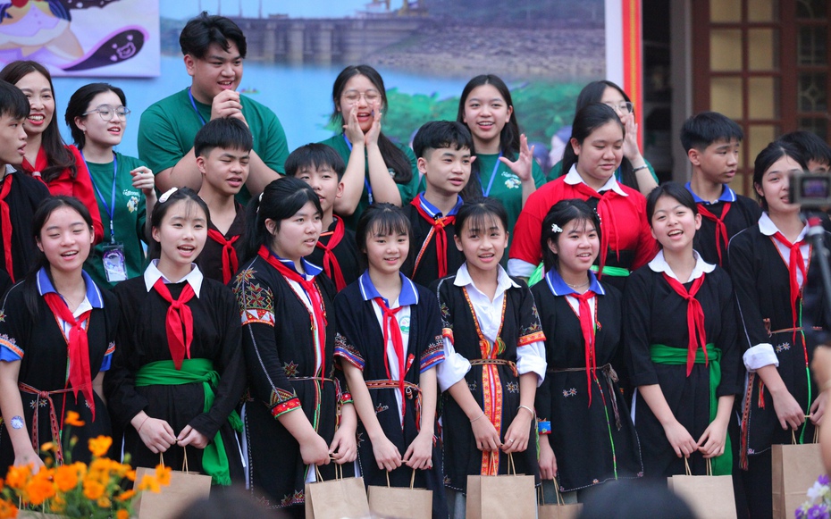 “Nguyệt Vũ” - Từ Thủ đô tới vùng cao: Hành trình lan toả yêu thương qua con chữ