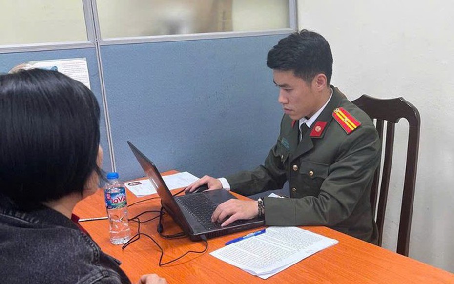 Xử phạt người phụ nữ livestream sai sự thật tại trụ sở CSGT