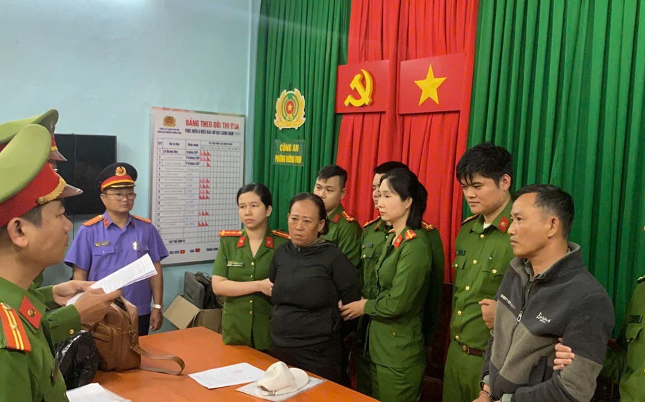 Bắt giam 2 đối tượng làm giả nhiều giấy phép lái xe cho người dân