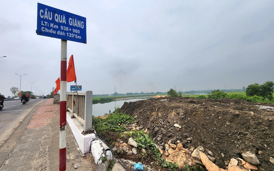 Đà Nẵng: Phát hiện bãi tập kết bùn, đất và chất thải quy mô lớn sát cầu Quá Giáng