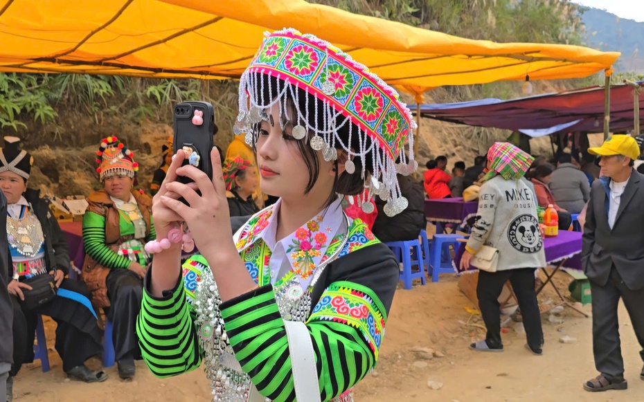 Thiếu nữ người Mông khoe sắc ở chợ tình miền biên viễn xứ Thanh