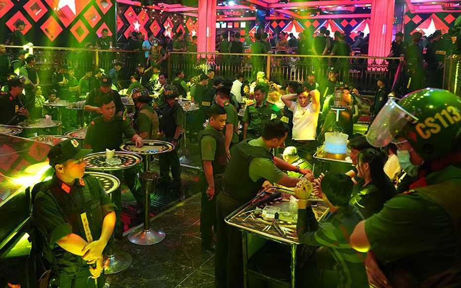 Bắt tạm giam 22 người liên quan đến bar Paris Night