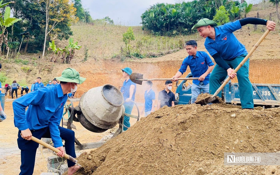 Cõng vật liệu lên đồi núi, chung tay giúp đỡ các hộ nghèo xóa nhà tạm bợ