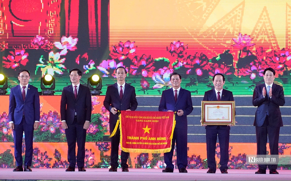 Hải Phòng đón nhận danh hiệu “Thành phố Anh hùng”
