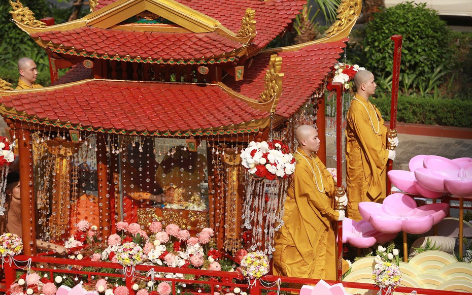 Cận cảnh Xá lợi Phật được cung rước về chùa Quán Sứ, Hà Nội