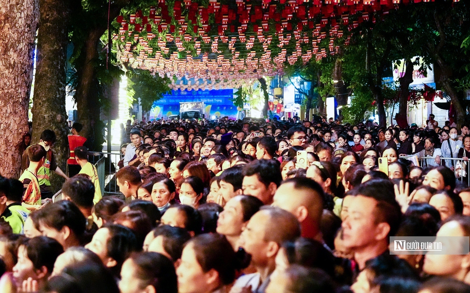 Hà Nội: Hàng ngàn người xếp hàng chiêm bái Xá lợi Phật Thích Ca Mâu Ni