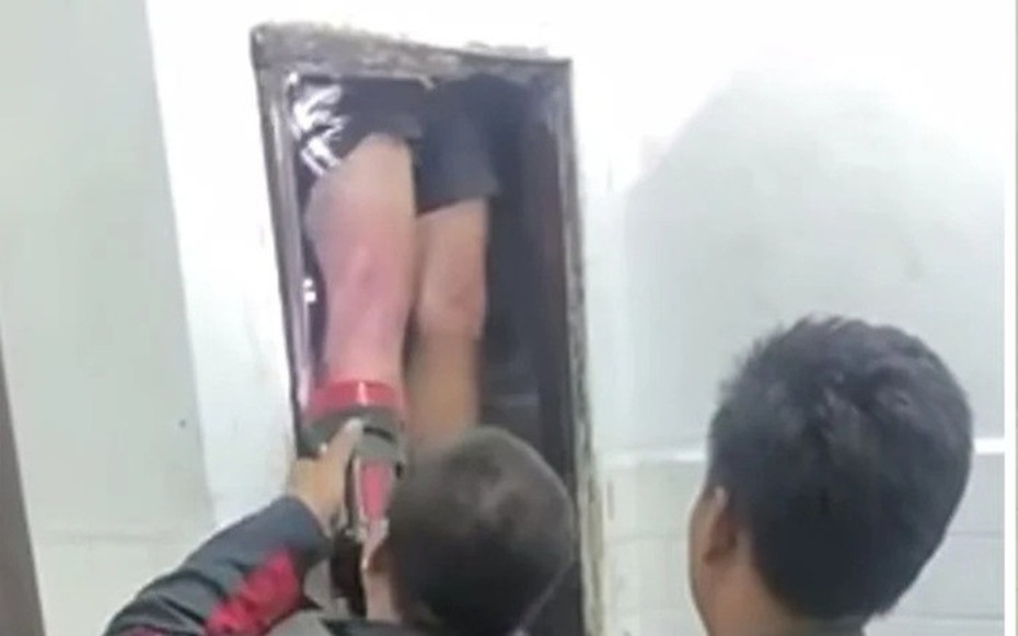 Đi ăn trộm, bị kẹt trong ống thoát nước tên trộm la hét cầu cứu và cái kết