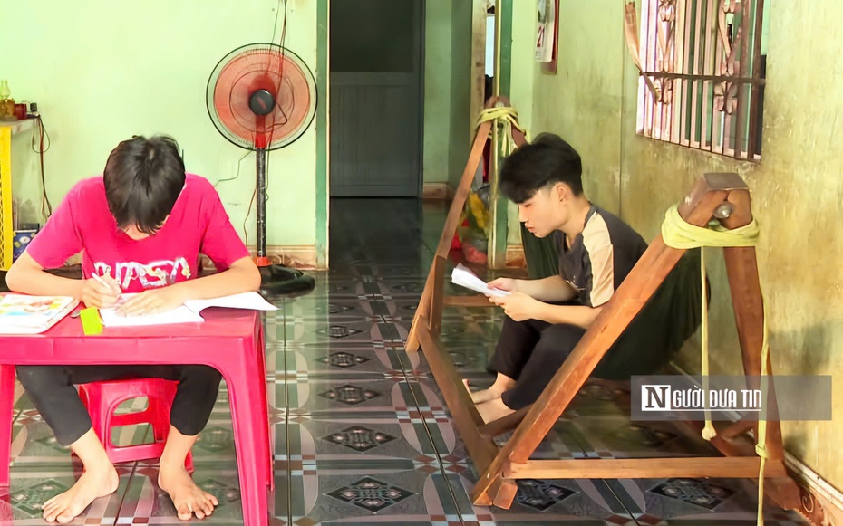 Cậu học trò nhặt ve chai, ôm giấc mơ làm kỹ sư từ căn nhà nhỏ