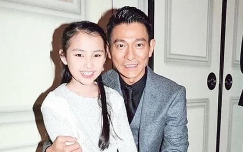 "Ái nữ đắt giá nhất showbiz", hưởng cuộc sống xa hoa từ thuở mới lọt lòng