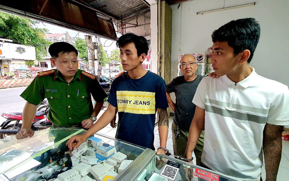 Bắt nhanh 2 đối tượng khống chế người dân cướp tài sản